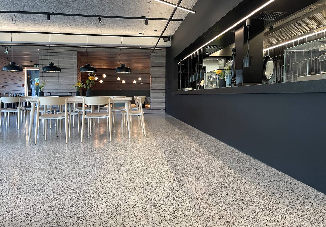 Kantine mit Theke in einem Geschäftsgebäude mit VIA Terrazzoboden T01102 