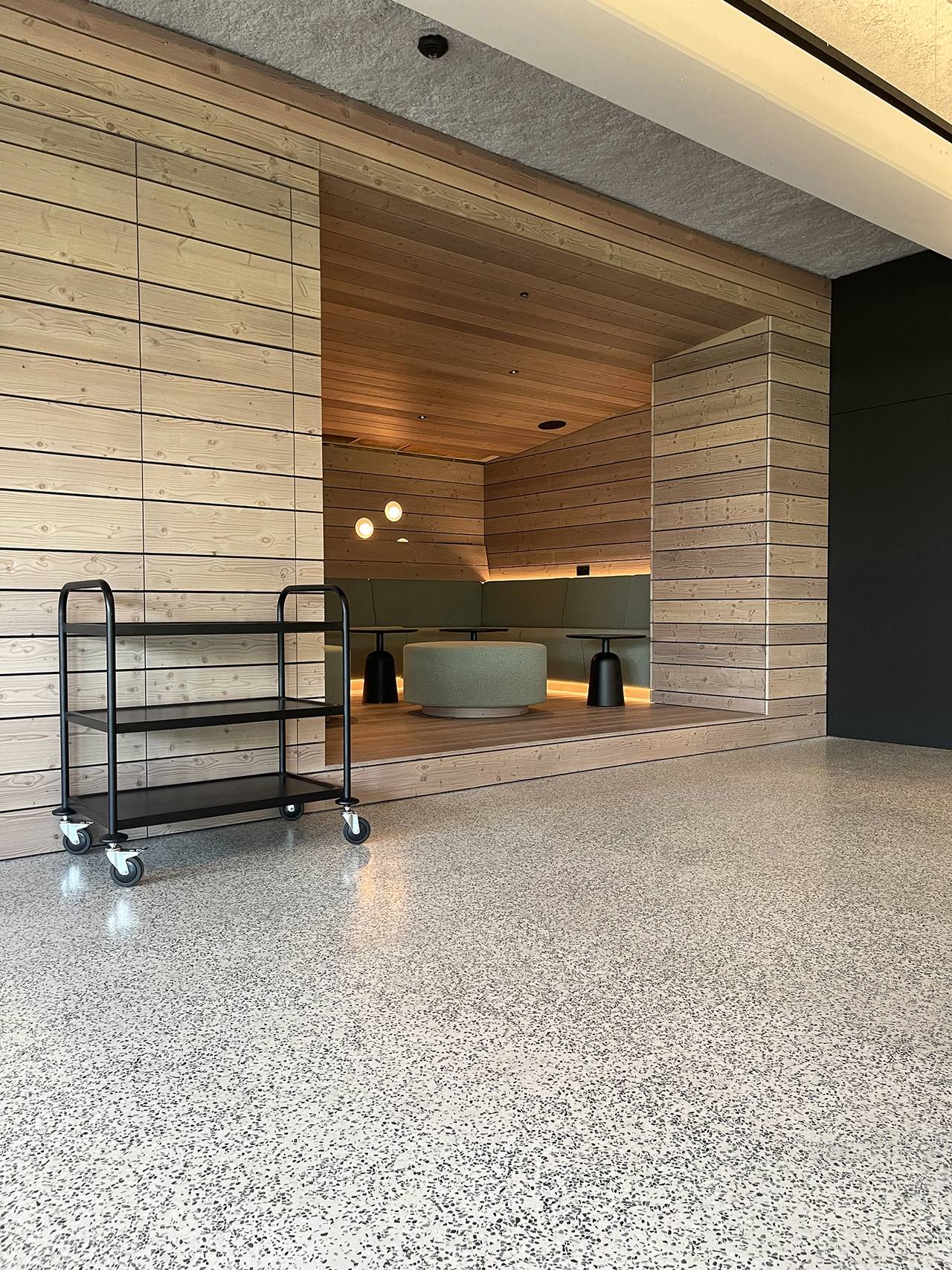 Kantine in einem Geschäftsgebäude mit VIA Terrazzoboden T01102 