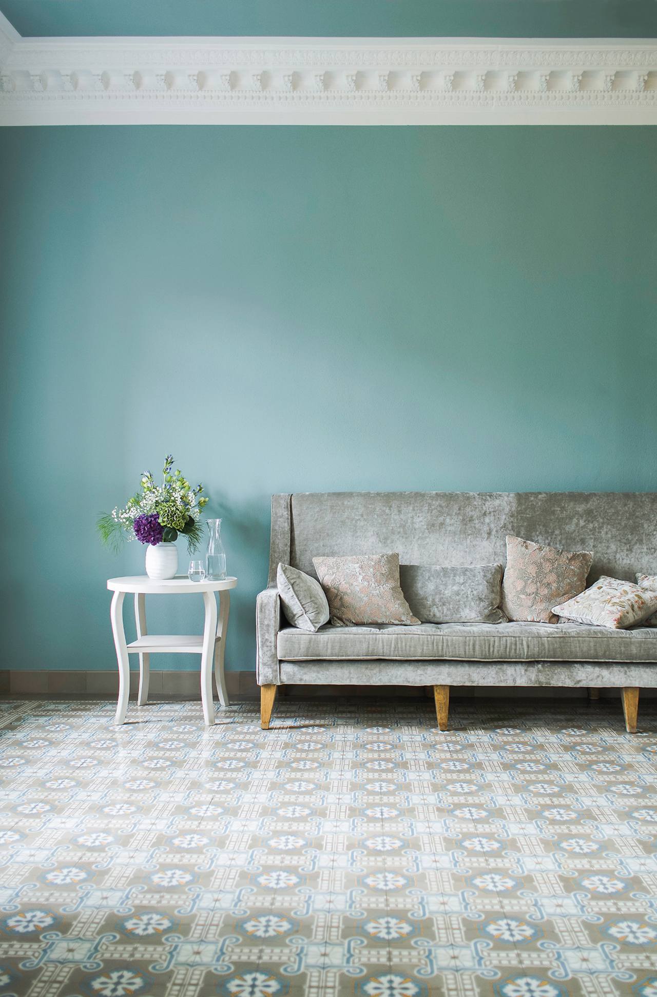 Ausstellungsraum Blauer Salon bei VIA mit Zementmosaikplatten auf dem Boden