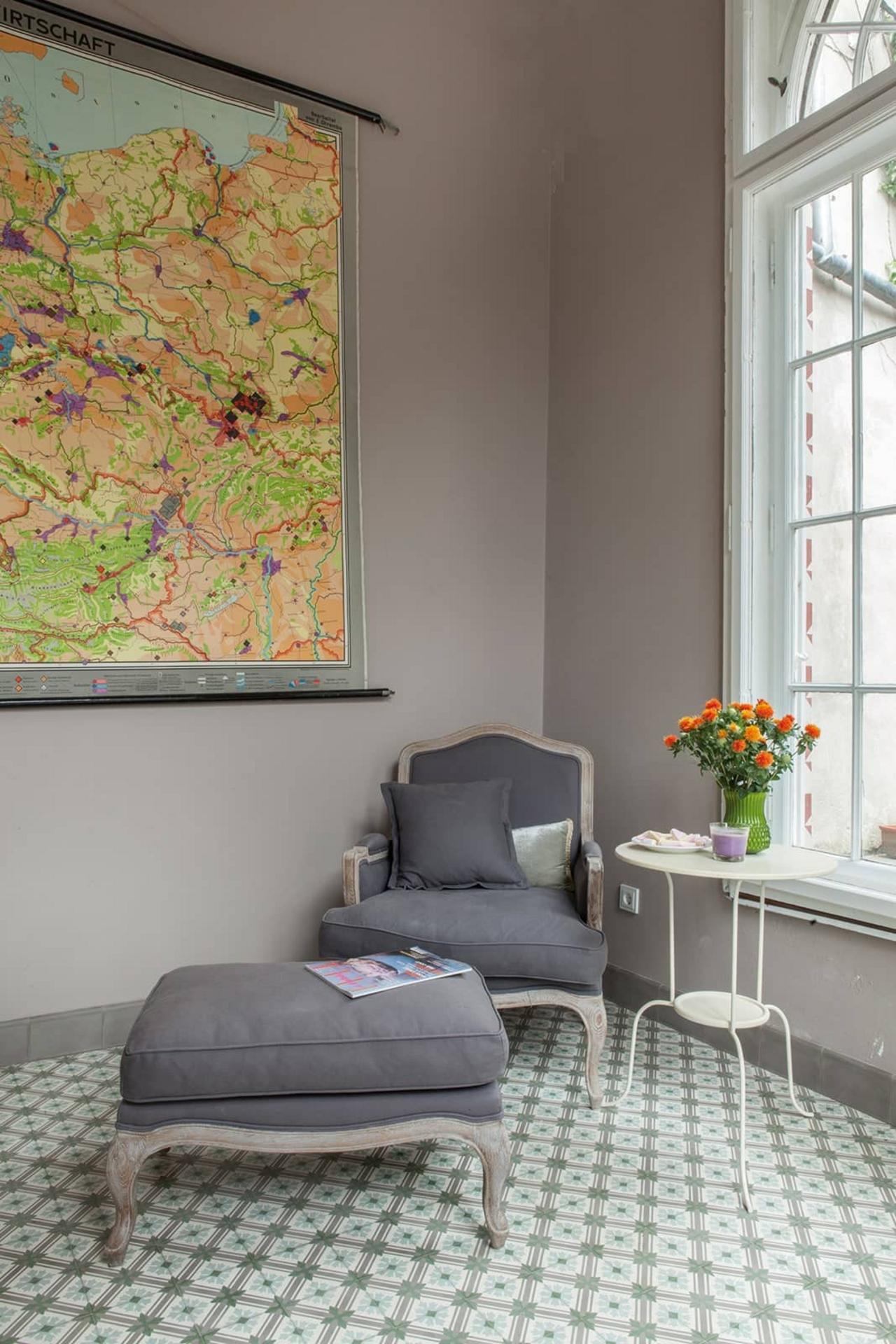 Mehrfarbige Zementfliese aus dem Burgund im Wohnzimmer 