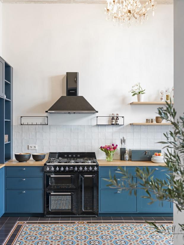 Zementfliesen mit Muster in blauer Küche 