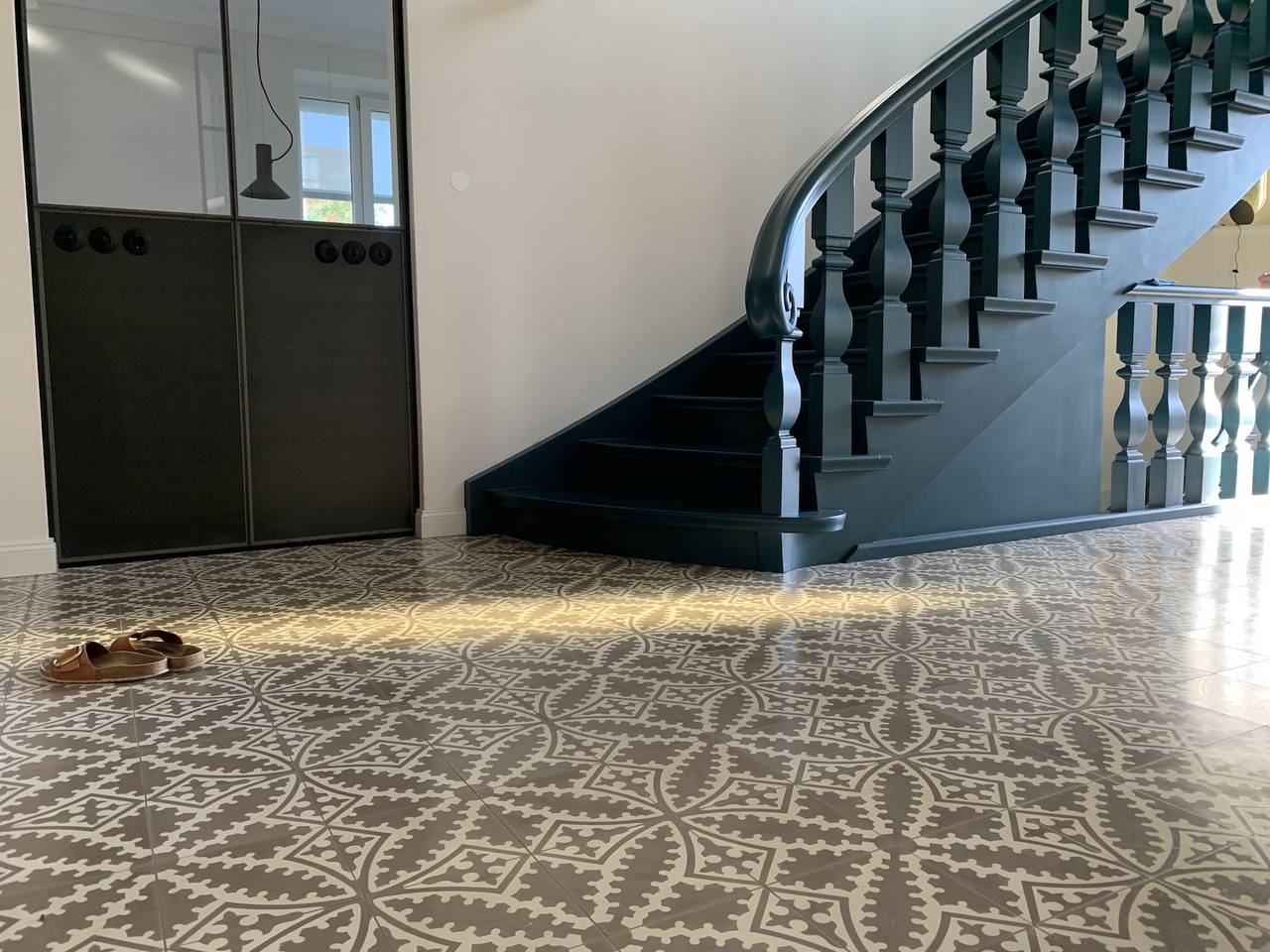 Eingangsbereich Flur mit VIA Jugendstilmuster und Holztreppe 