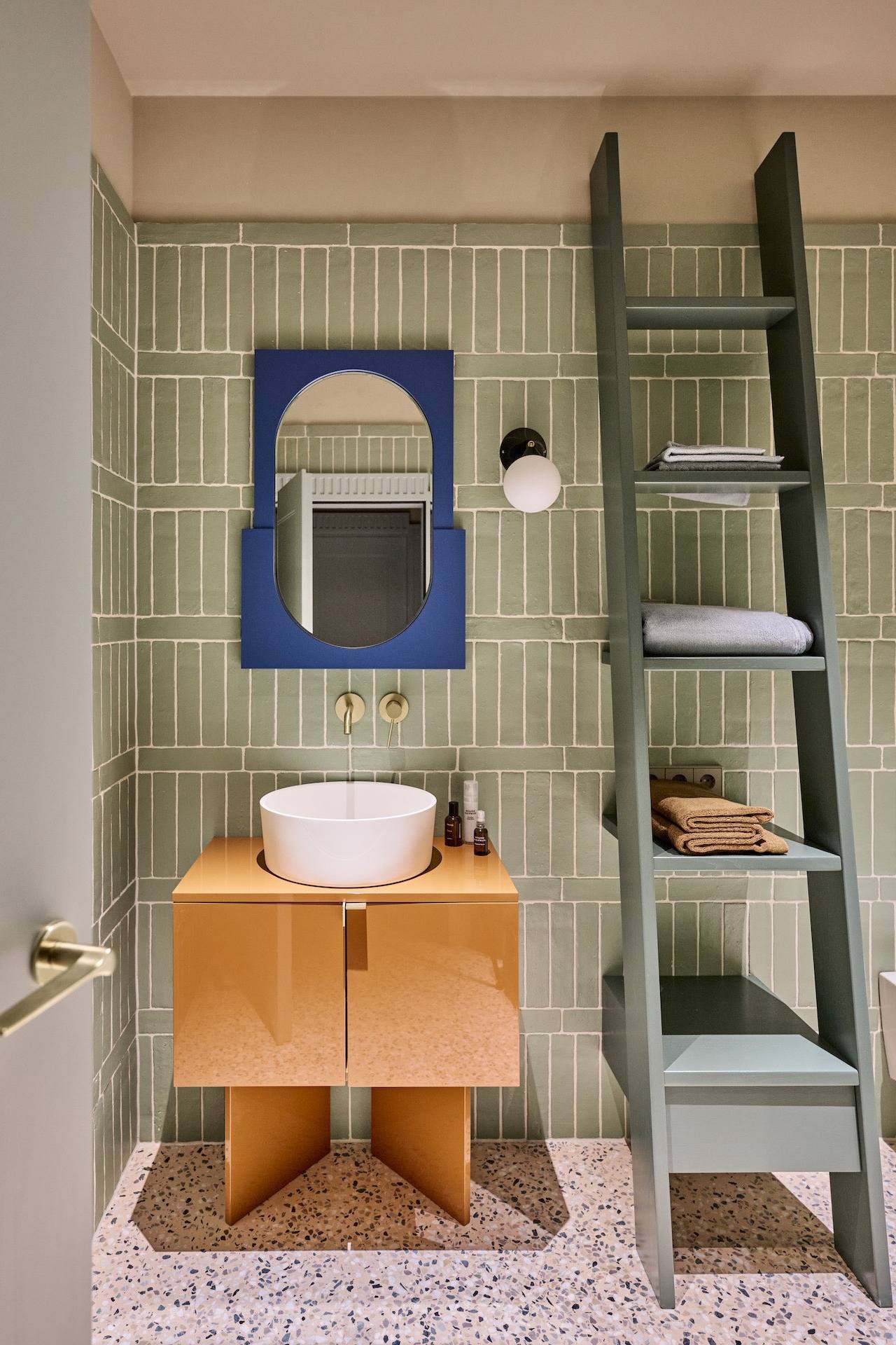 Badezimmer mit rosafarbenem Terrazzoboden 