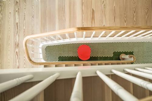 Treppenhaus mit graugrünem Dreiecksmuster