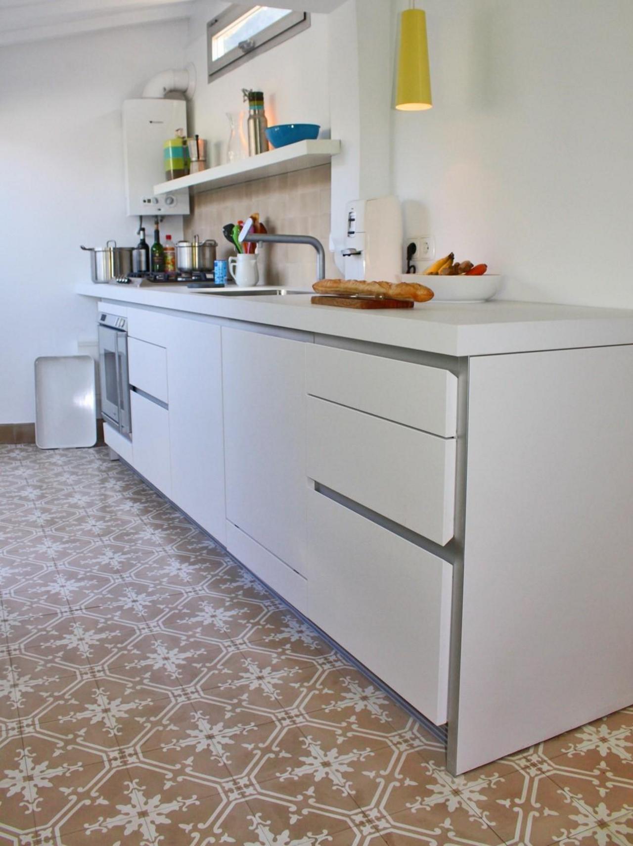 Zementfliese in sand und weiß in einer Küche 