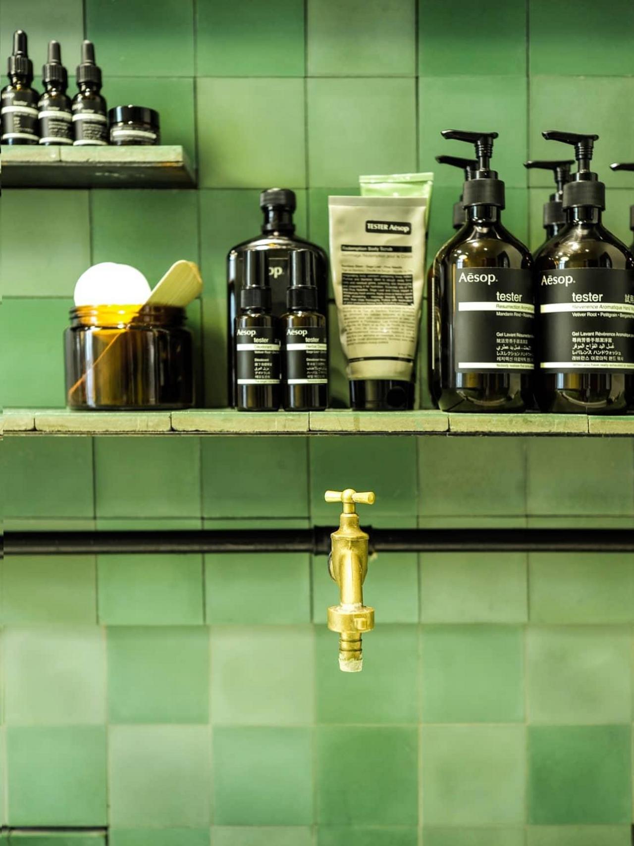 VIA Zementfliesen in Grüntönen im Aesop Shop 