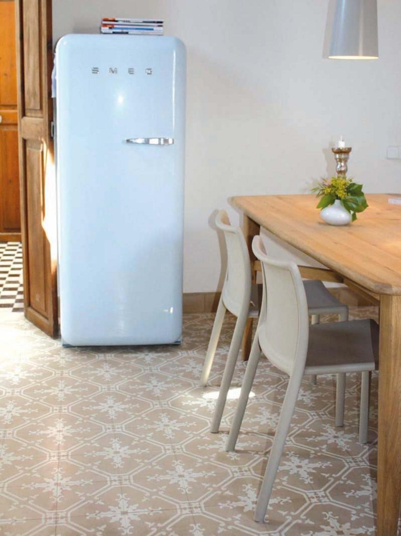 Zweifarbige diagonale Zementfliese in sand und weiß in einer Küche 