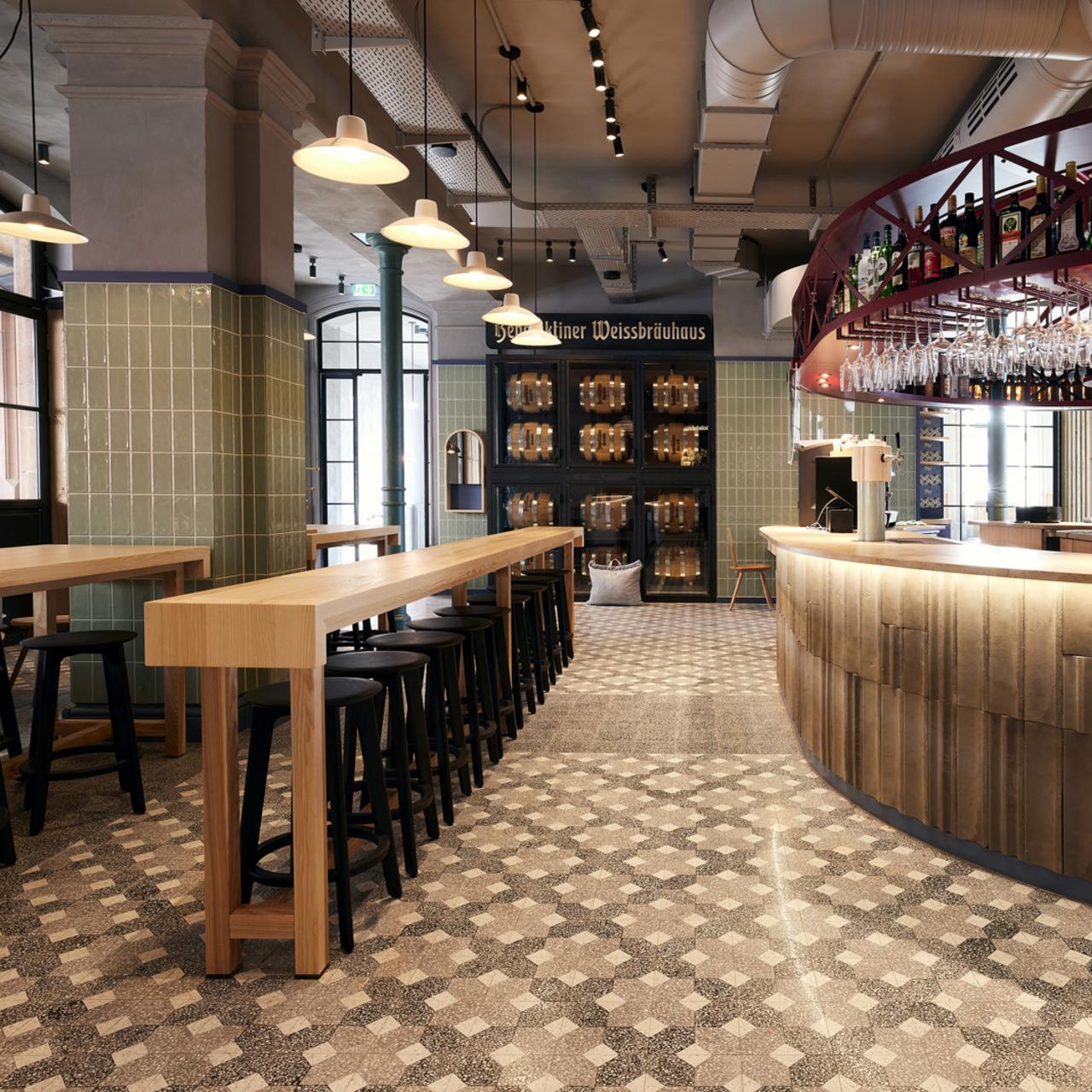 Terrazzofliesen mit diagonalem Muster in einer Brauerei 