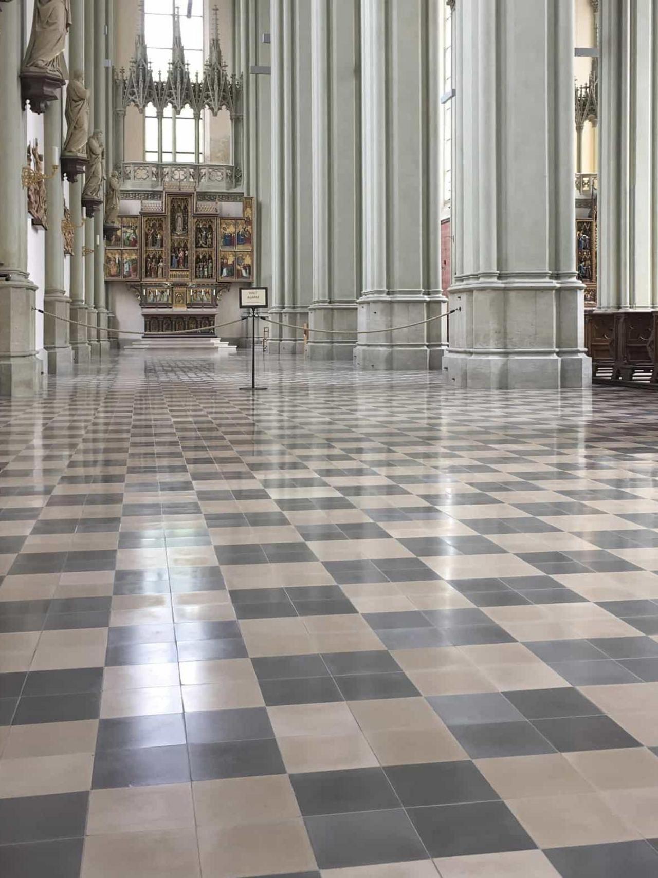 Zementfliesen im Schachbrett verlegt in der Kirche 