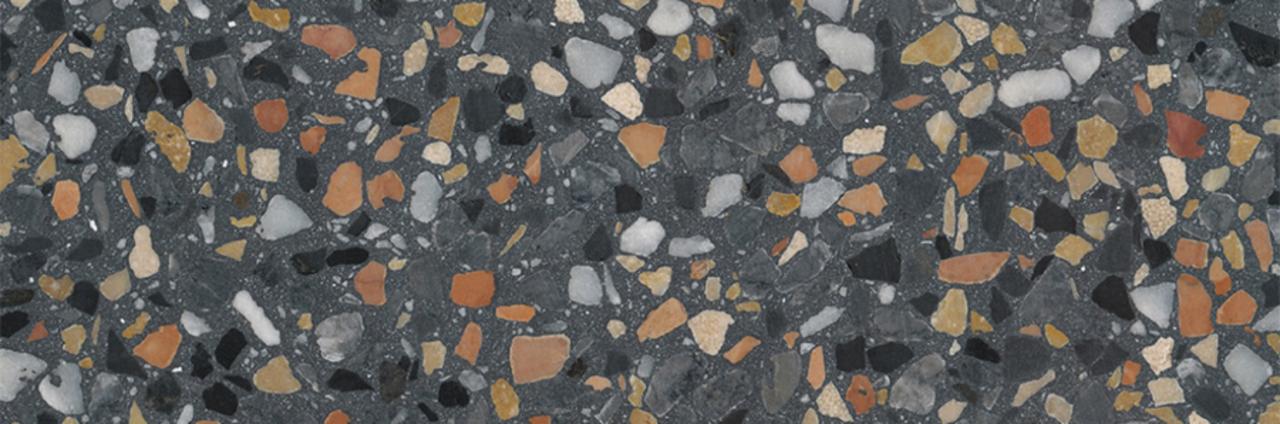 Dunkler Terrazzobodenbelag mit orange-roten Akzenten 