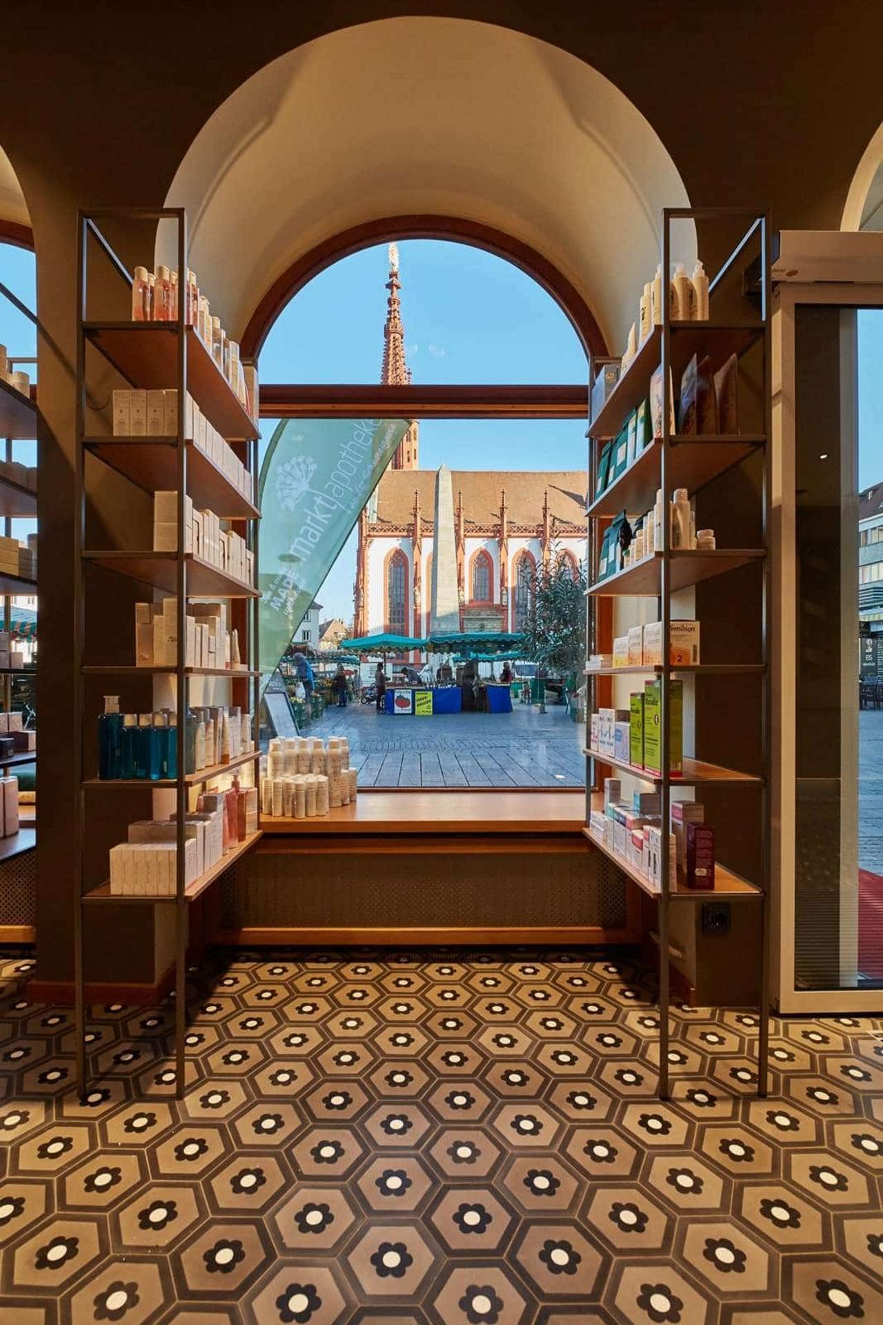 Sechseckplatte mit zentralen Blumenmotiv in der Marktapotheke in Würzburg 