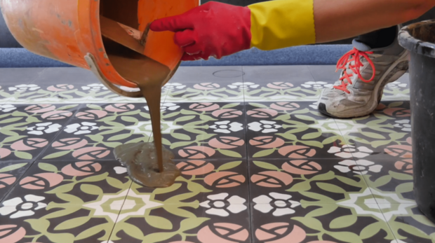 VIA Fugmasse wird auf Platten gegossen Eimer mit Kelle 