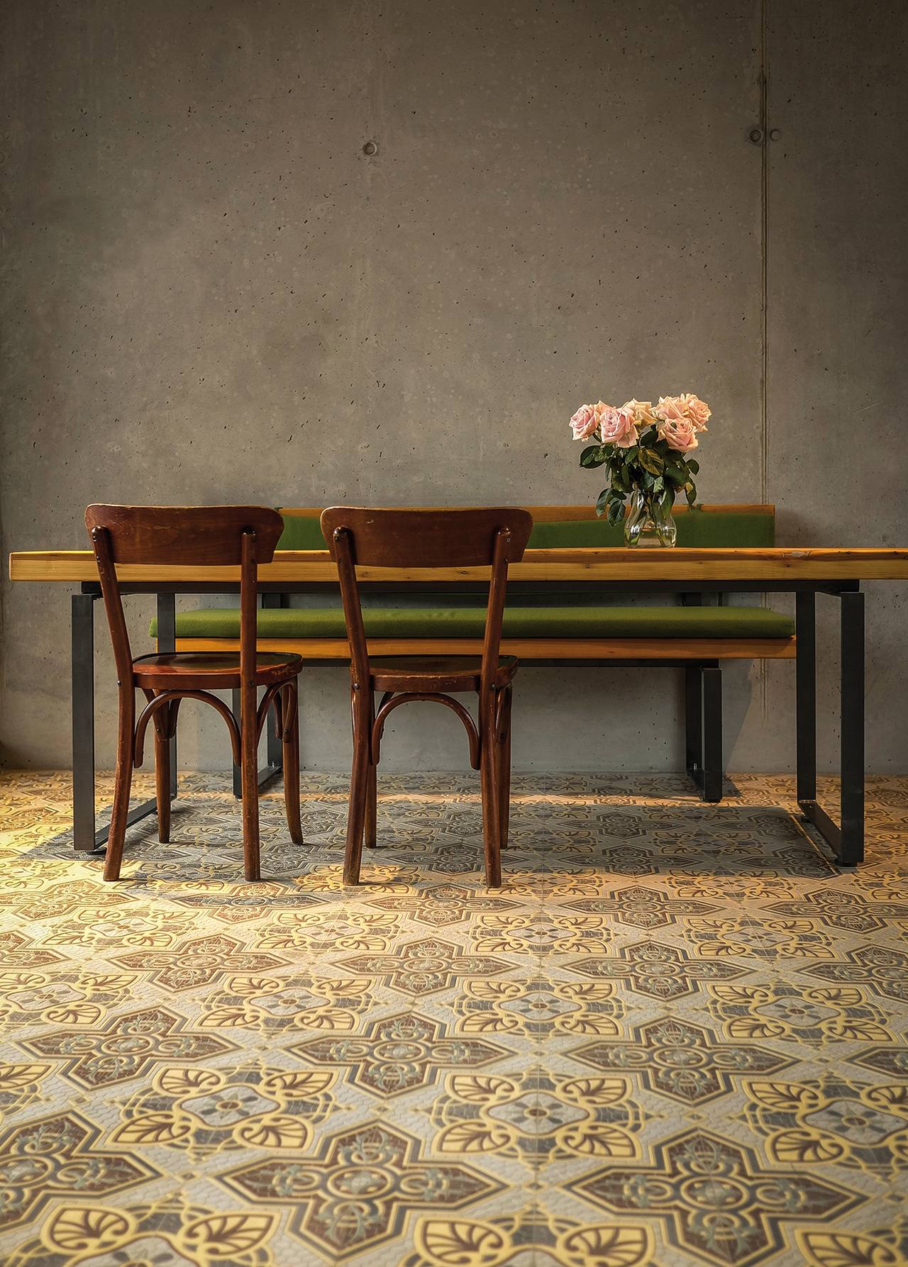 historisches Design trifft auf moderne Umsetzung in der Bar Brass Gießerei in Berlin. Eine zeitlose und moderne Gestaltung durch Via Zementmosaikplatten möglich.  