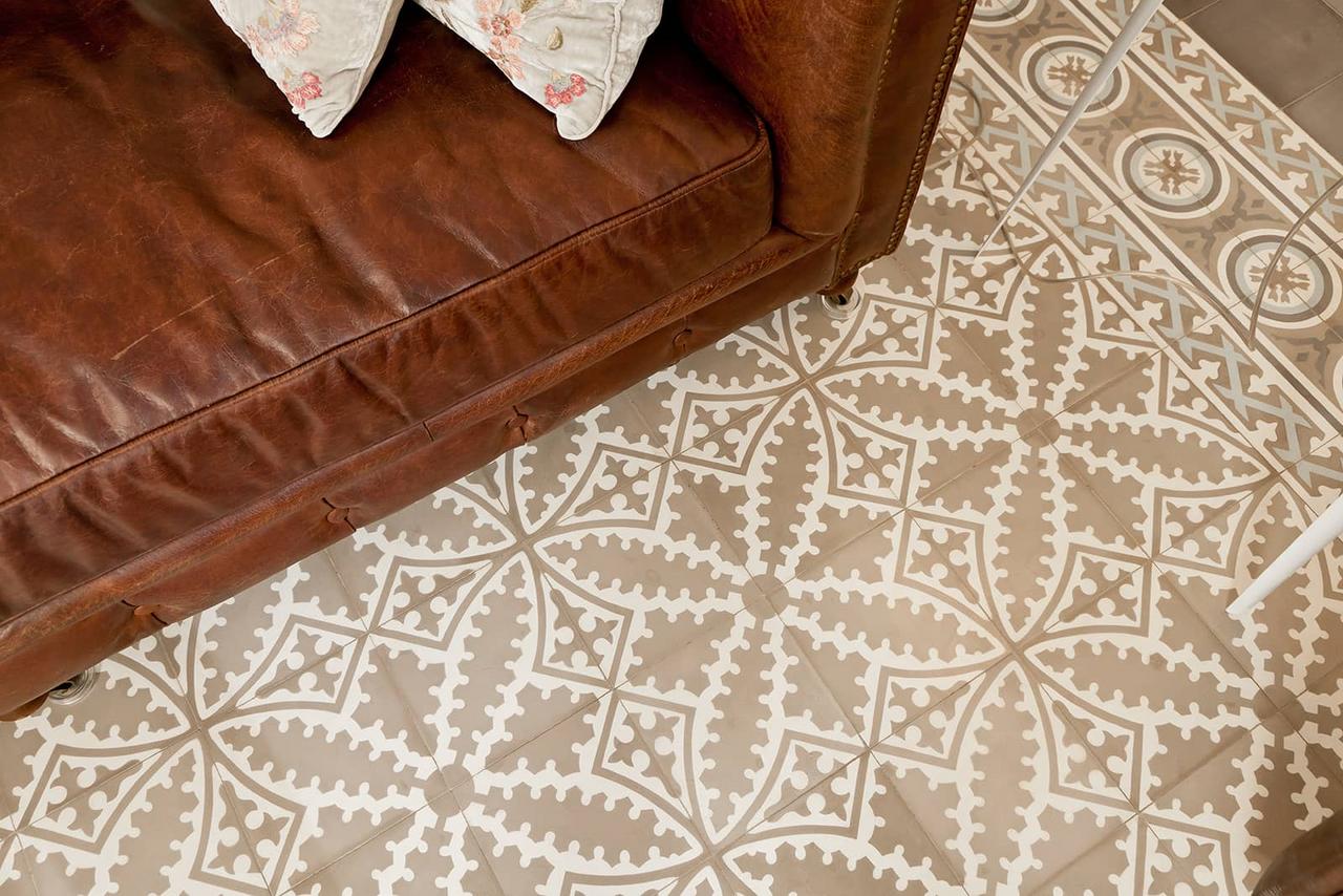 Zementfliesen in weiss grau in einem Wohnzimmer 