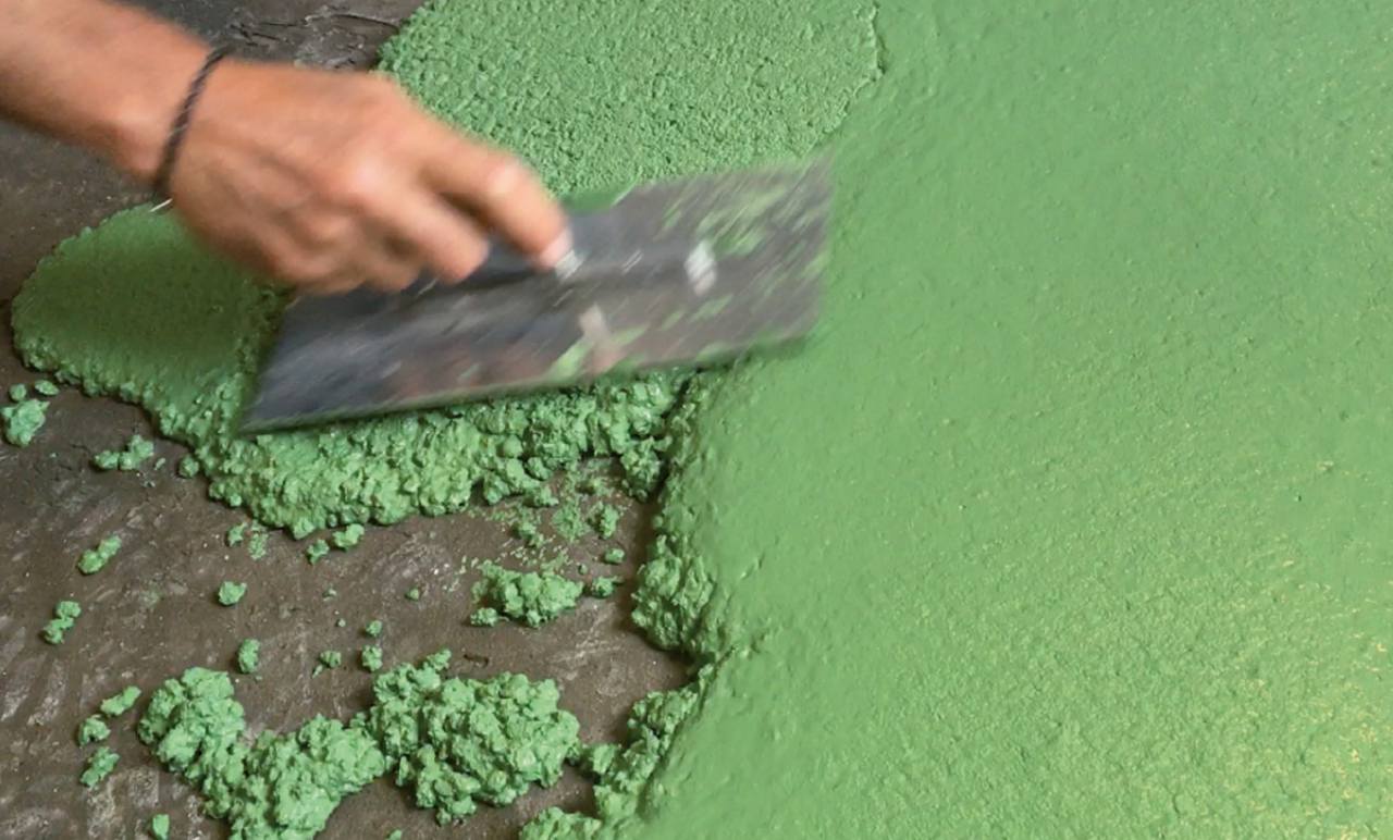VIA Terrazzo mit grünem Bindemittel mit der Kelle auftragen  