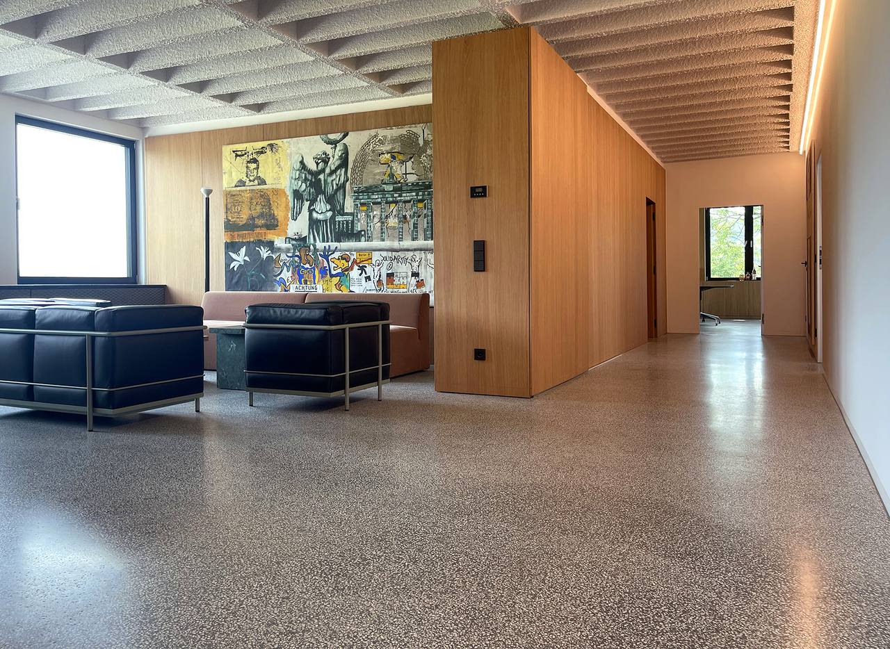 Terrazzoboden in Firmengebäude im Flur mit Sitzecke 