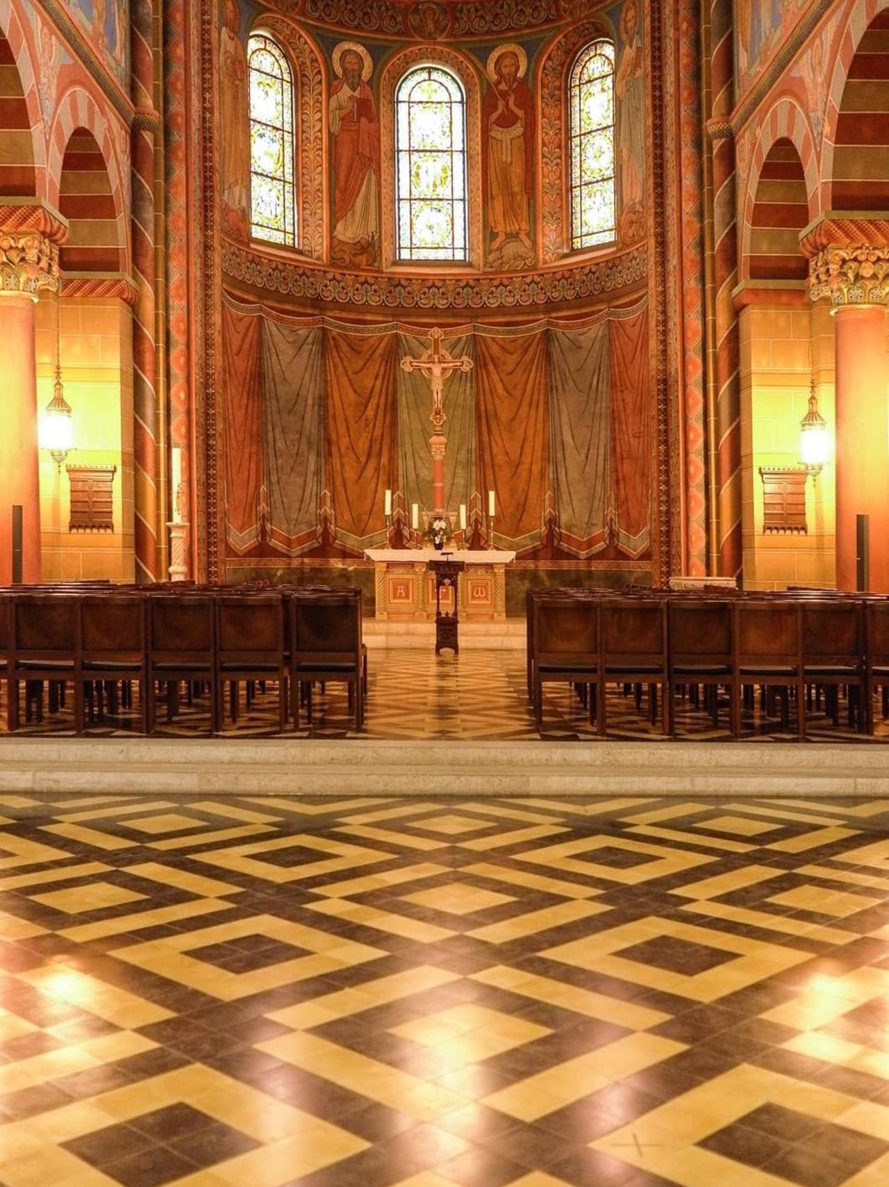 Zementfliesen in gelb und grau im Kaiserdom Königslutter 