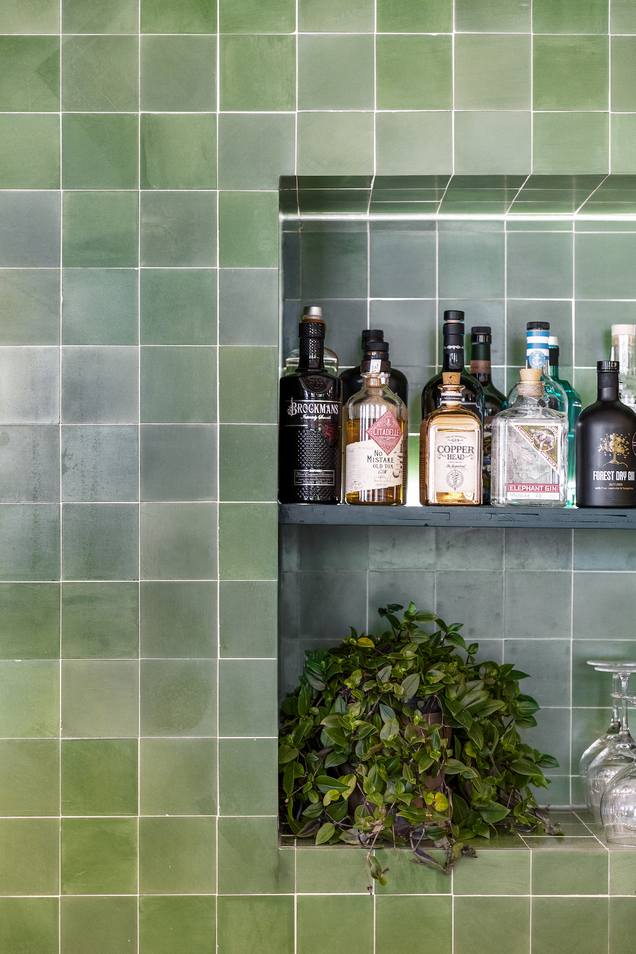 Detail mit grünen Zementfliesen an der Wand mit Nische