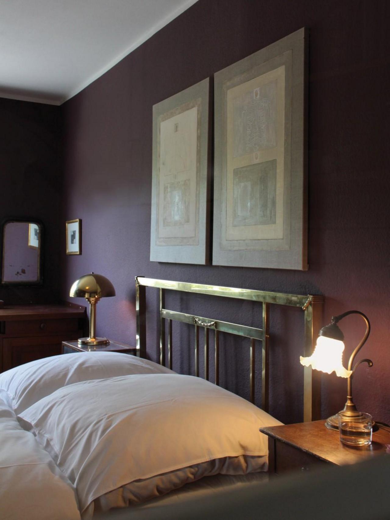 Schlafraum in VIA Kreidefarbe Traube gestrichen  