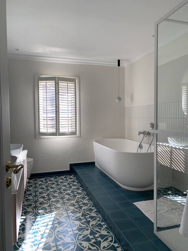 Badezimmer mit Badewanne auf Sockel 