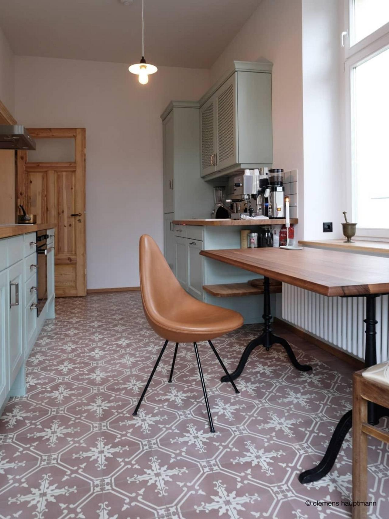 Zementfliese in floralem Diagonalmuster in einer Küche 