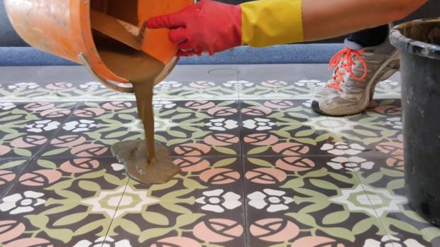 VIA Platten verfugen aufbringen von Fugmasse 