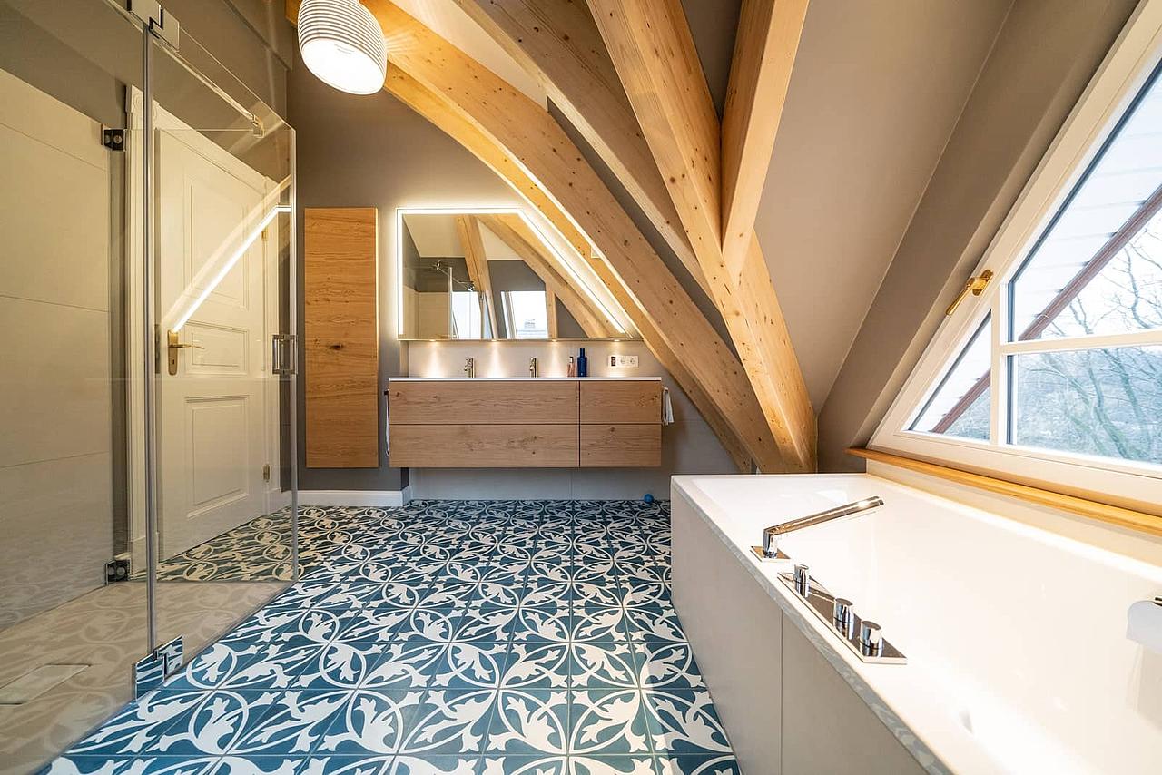 Blau-weiße Zementfliesen im rustikalen Badezimmer 