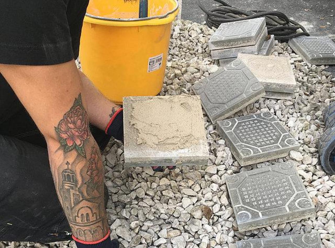 Plattenverlegung im Aussenbereich mit VIA Muster 