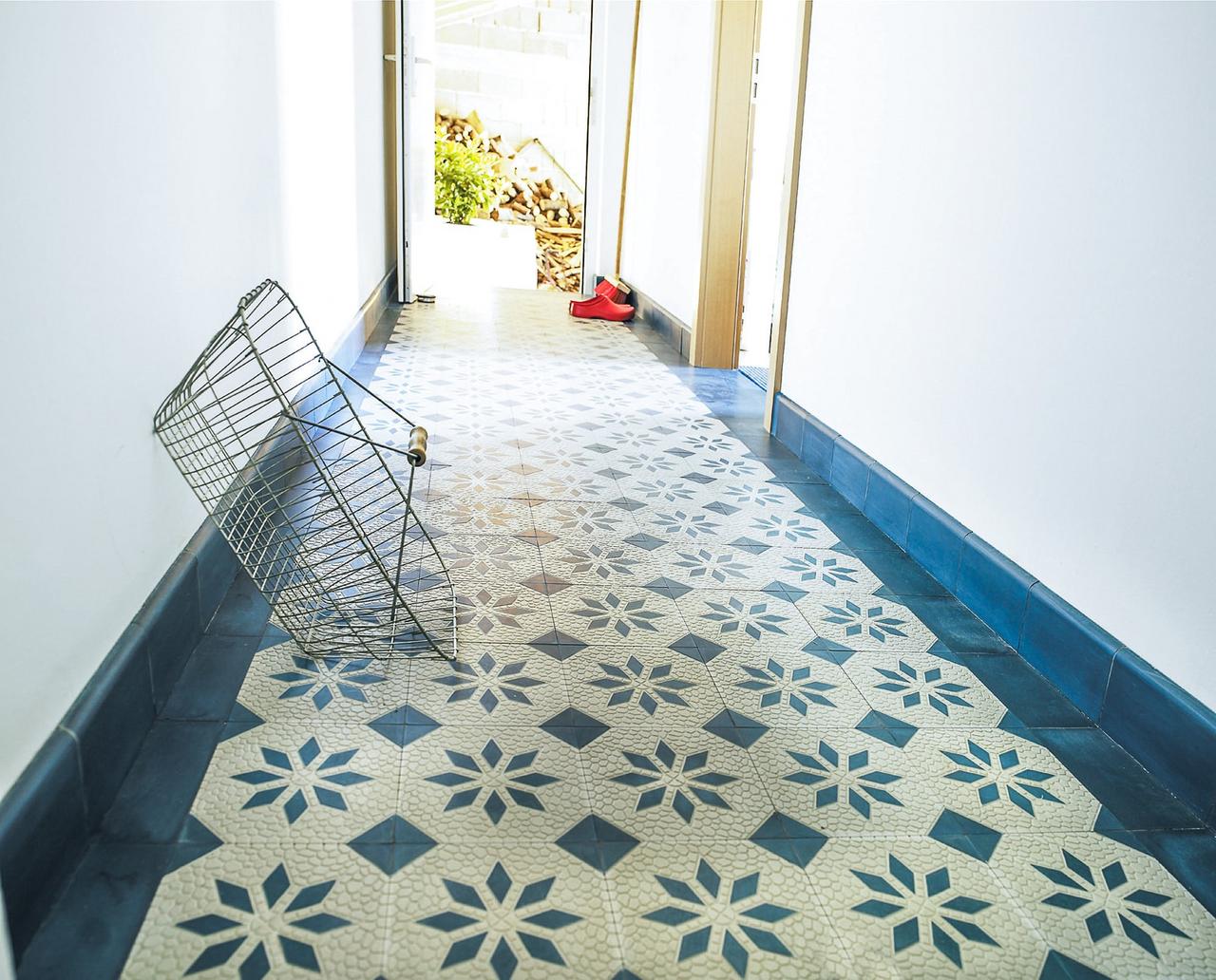 VIA blaue Riffelplatte im Flur 