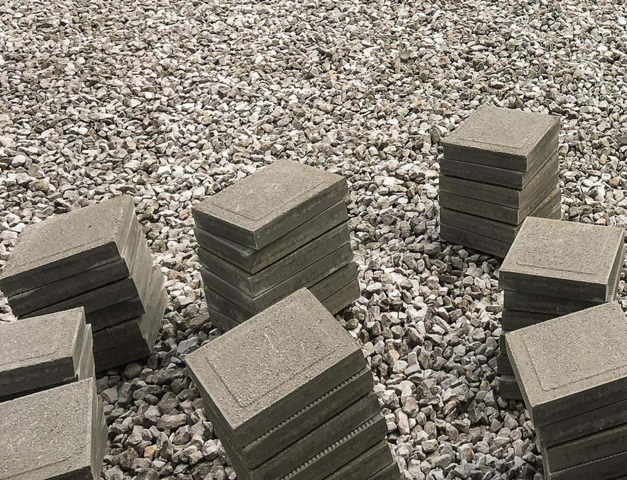 gestapelte Betonplatten auf Kiesbett 