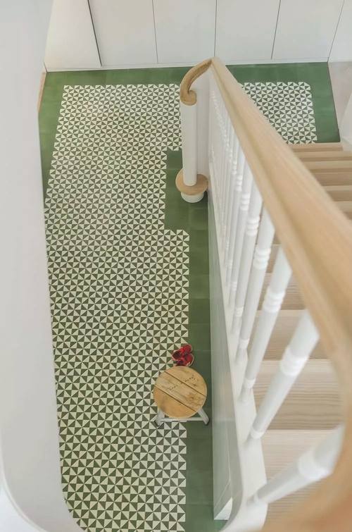 Treppenhaus mit graugrünem Dreiecksmuster