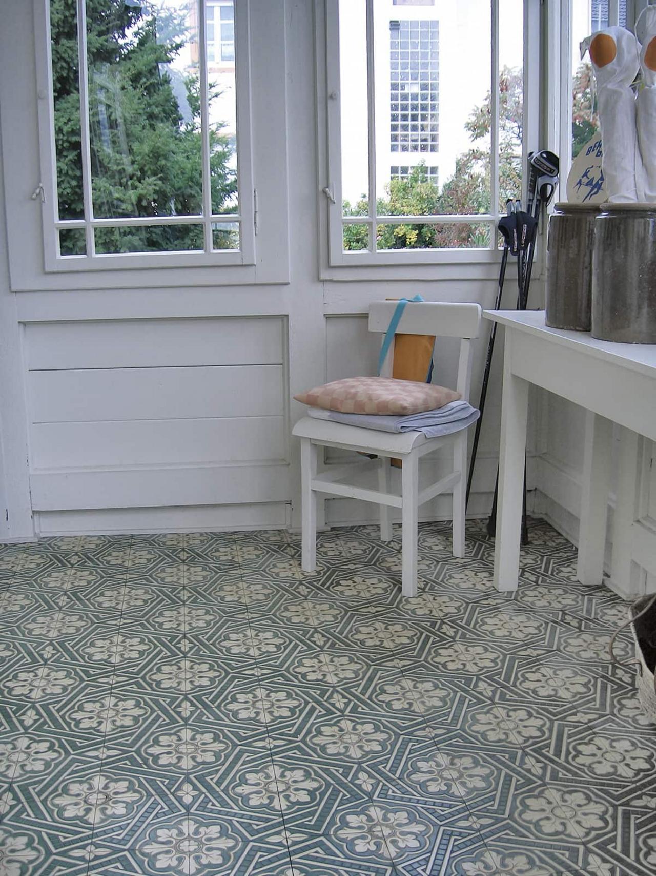 VIA Riffelplatten im Eingangsbereich mit floralem Muster 