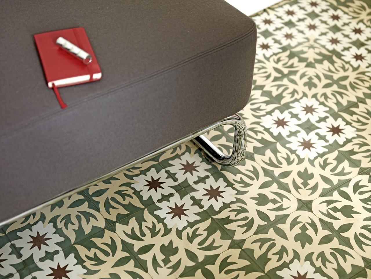 Dreifarbiges VIA Muster im Wohnzimmer 