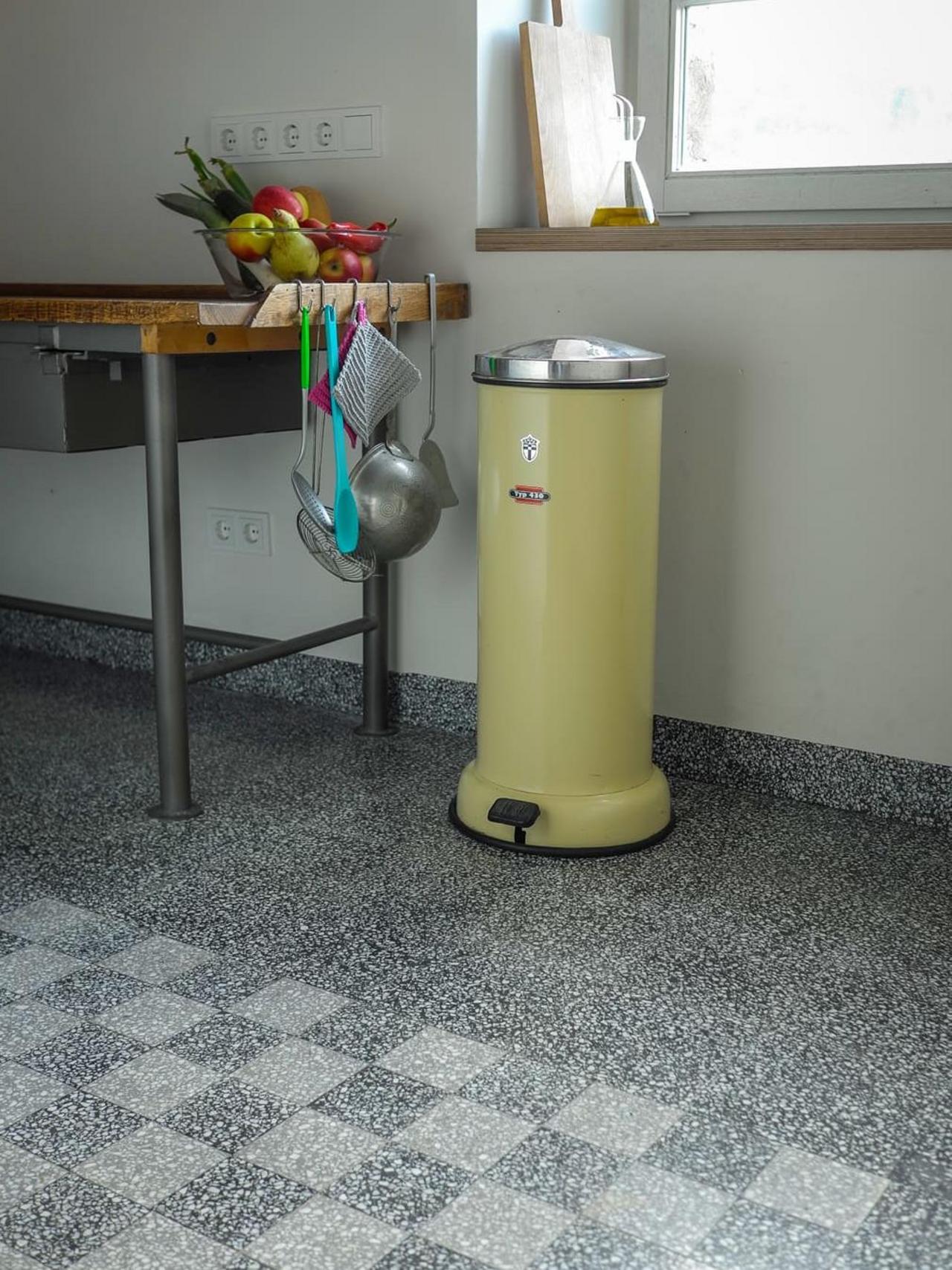 VIA Terrazzoplatte grob in graubraun schwarz in einer Küche 