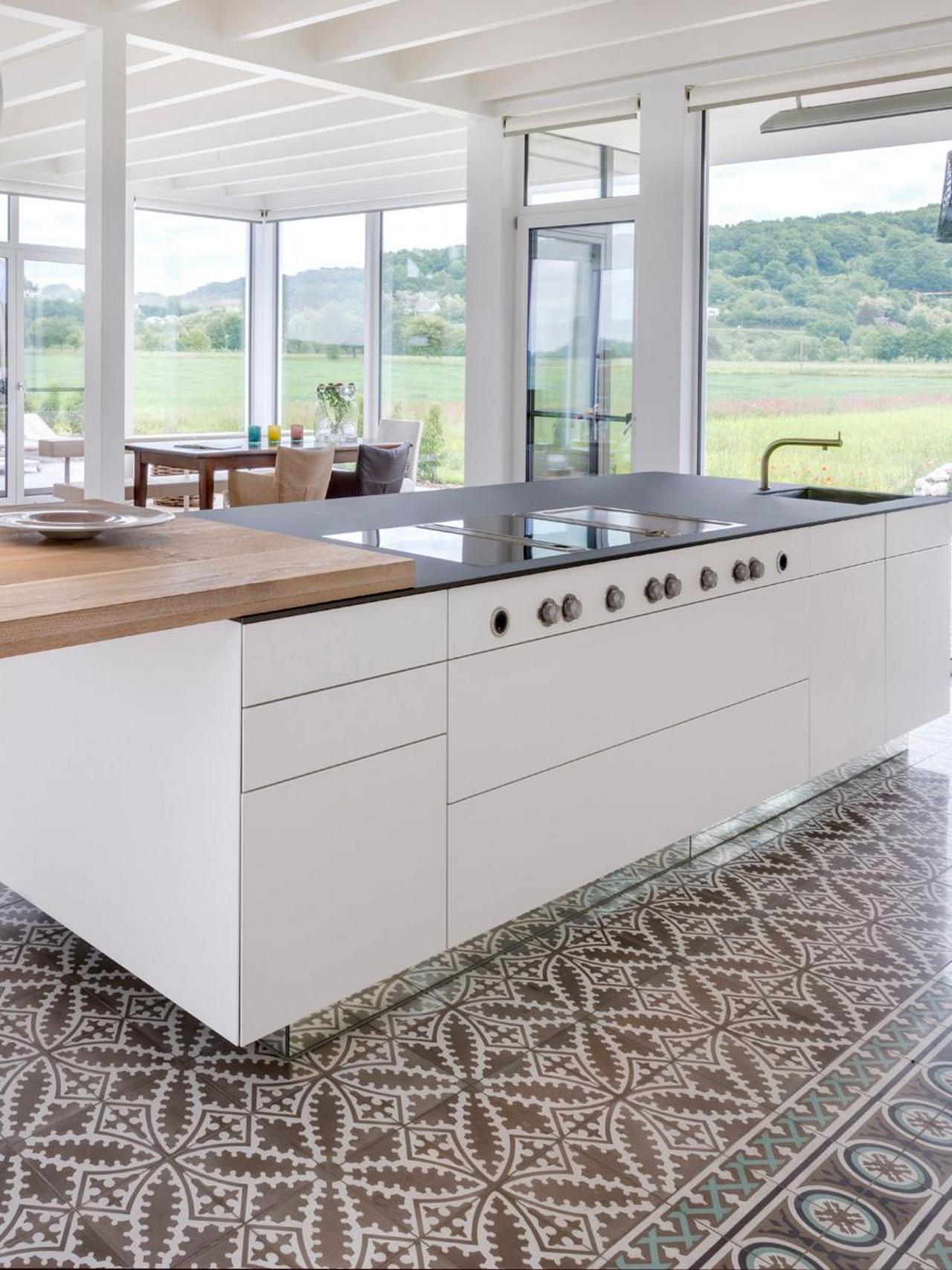 Zementfliesen als schöner Kontrast zur modernen Küche 