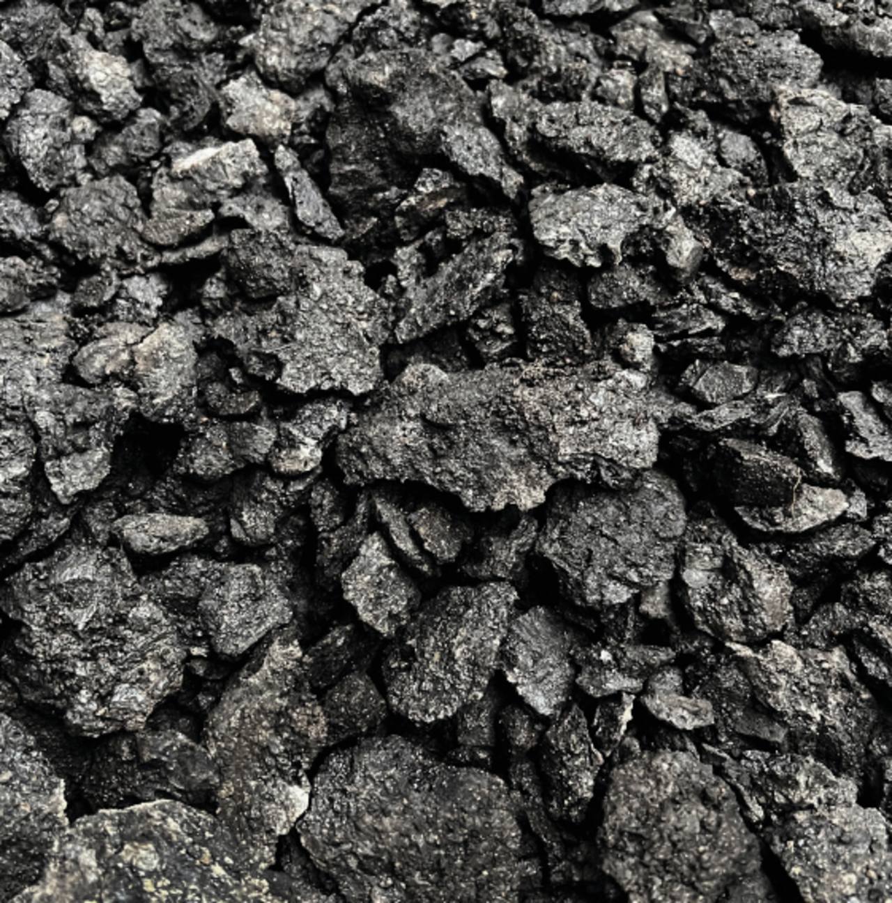 Gesteinsbruch Asphalt des Nuerburgrings aus der Fuchsroehre