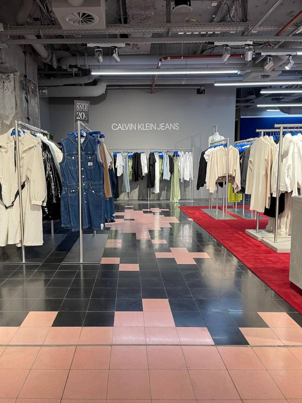 VIA Terrazzoplatten in rosa und schwarz im Oberpollingerkaufhaus in München 