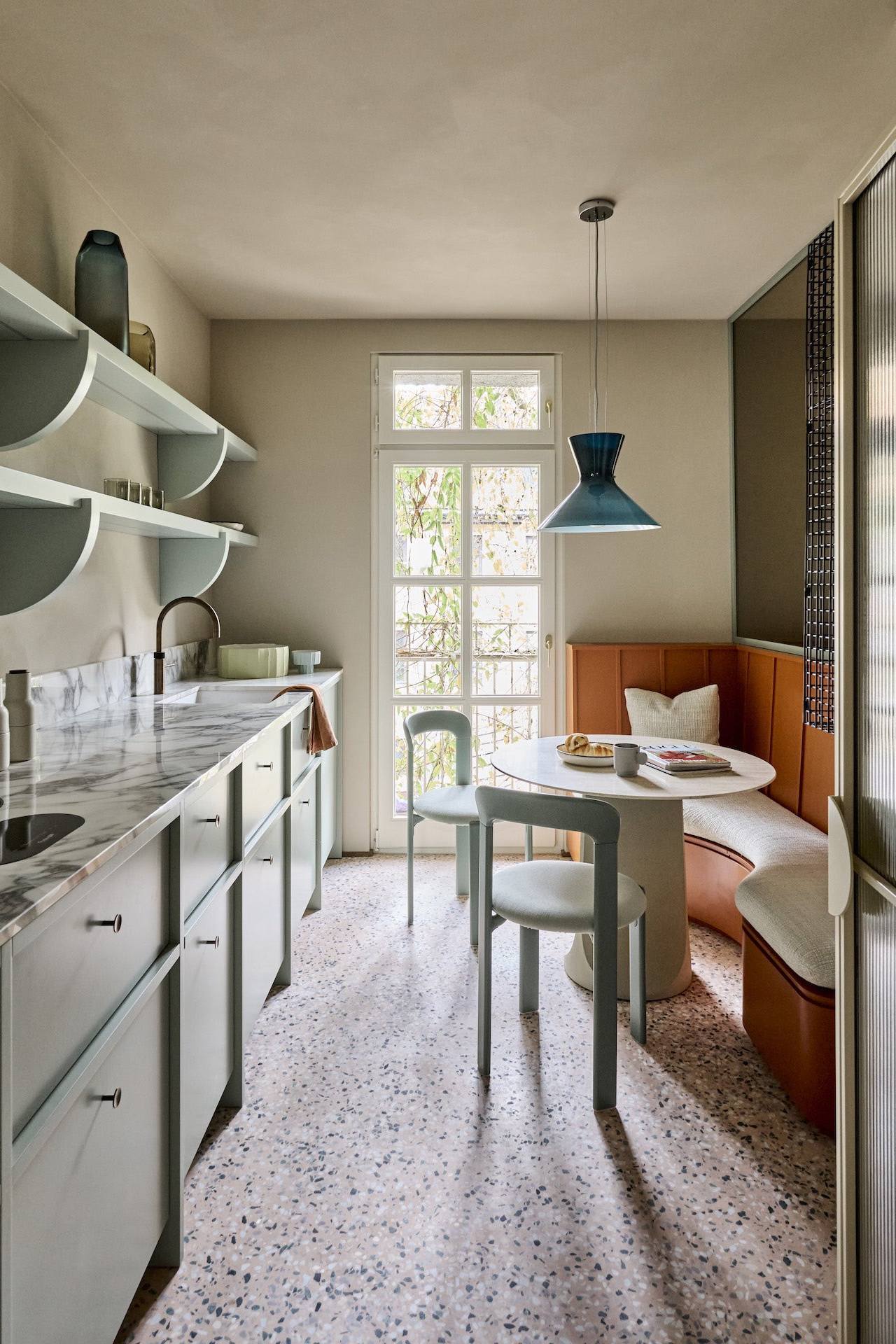 Altbauwohnung Küche mit Terrazzoboden in rosa 