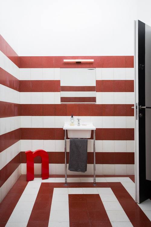 Bad VIA Austellung rot weiß