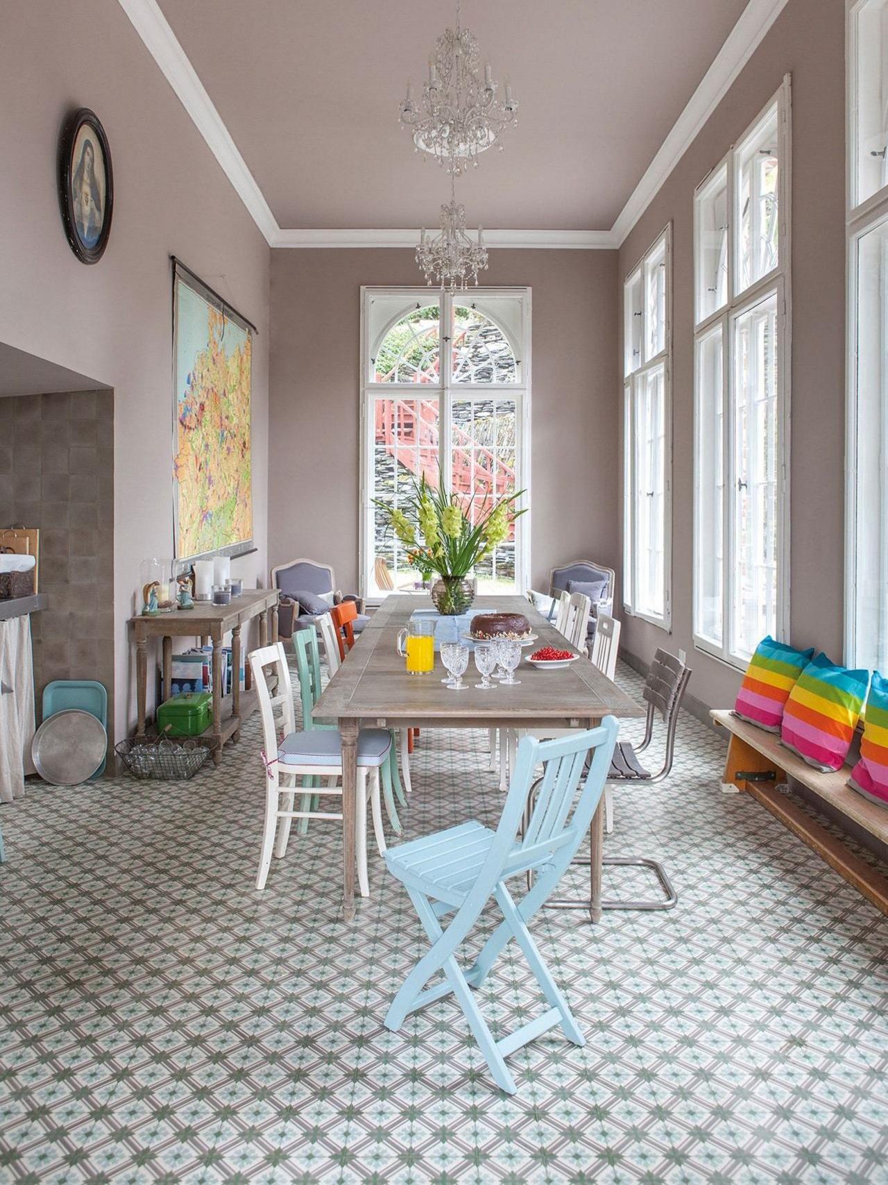 VIA Fliese N° 10700 in Raum mit hoher Decke und einem langen Esstisch 