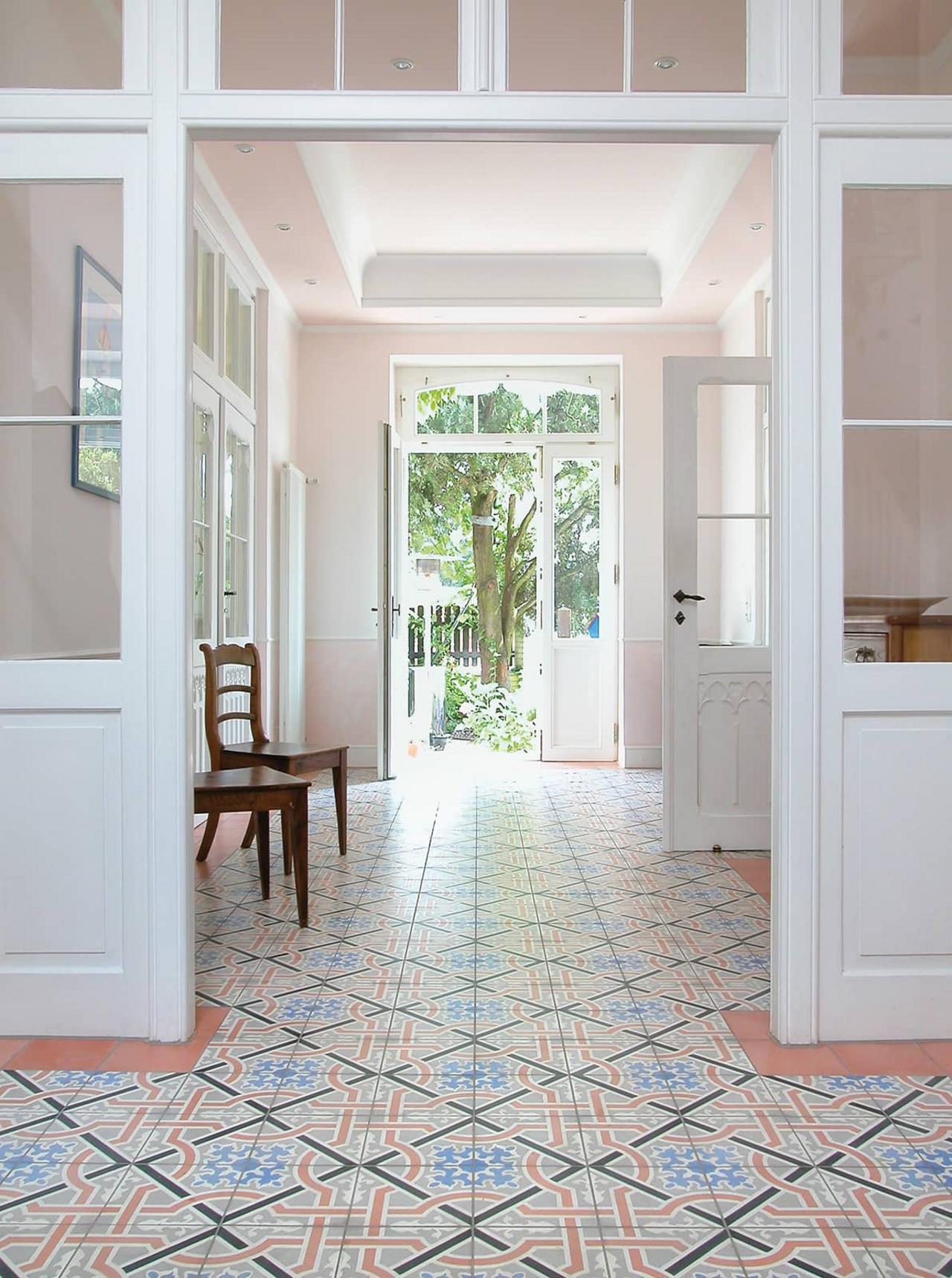 Aufwändige Zementfliese aus Barcelona in einem Flur 