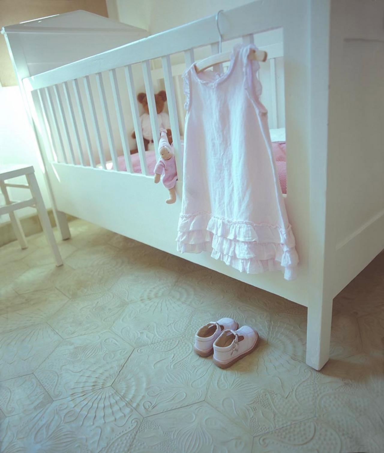 Hexagonale geriffelte Gaudí Platte im Kinderzimmer 