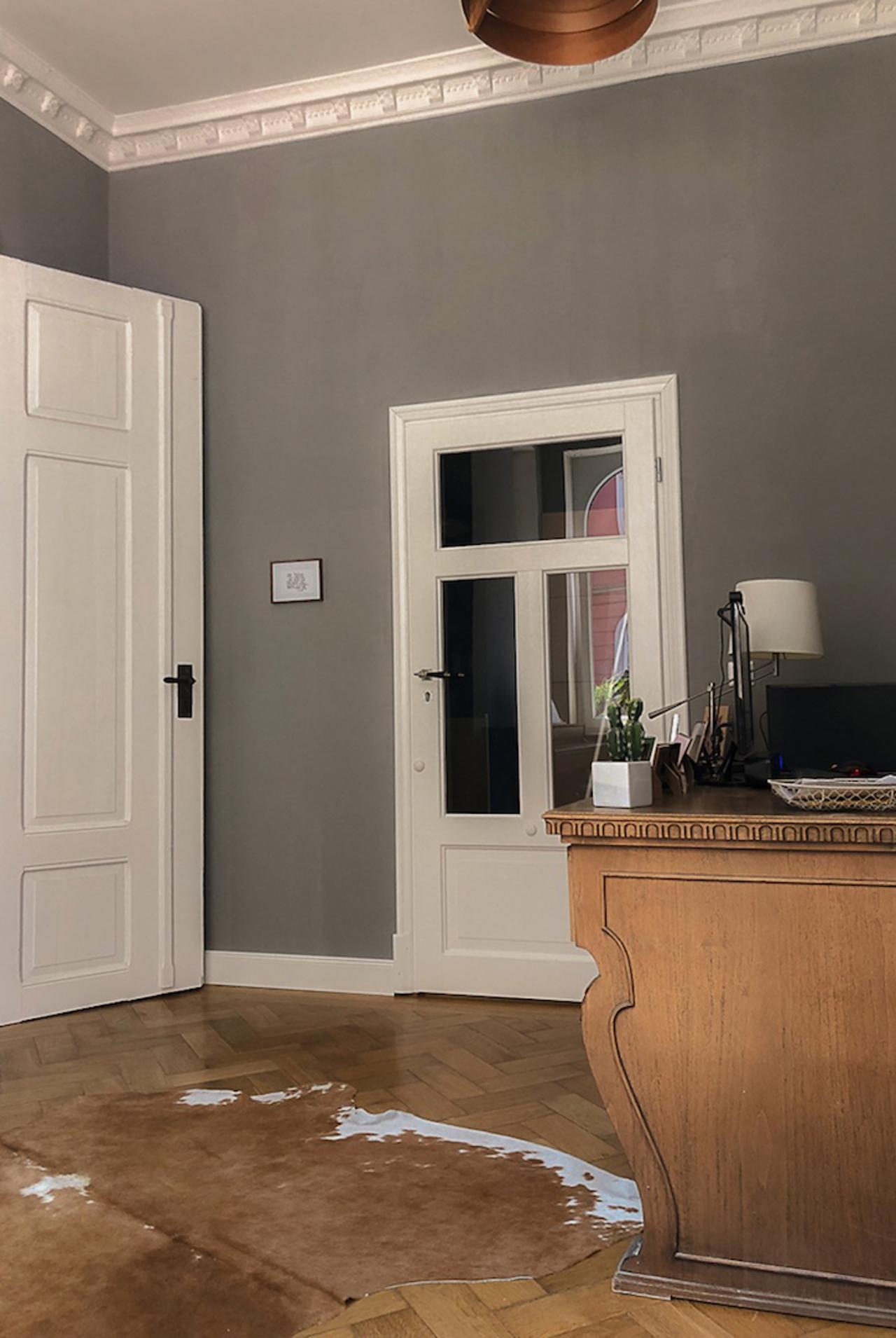 VIA Kreidefarbe Chateaugrau an der Wand als Musterbeispiel 