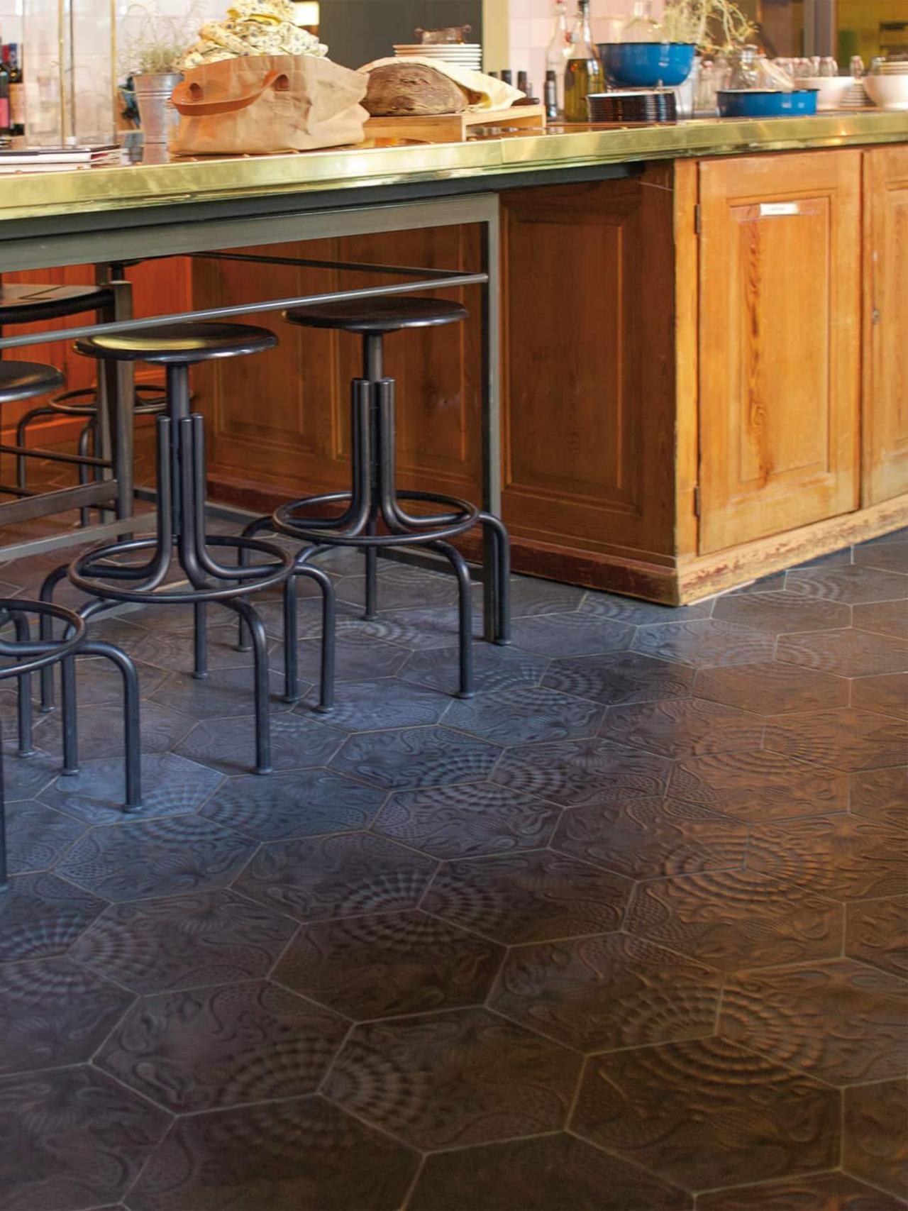 Zementfliesen im Café Neni mit Gaudi Muster in schwarz 