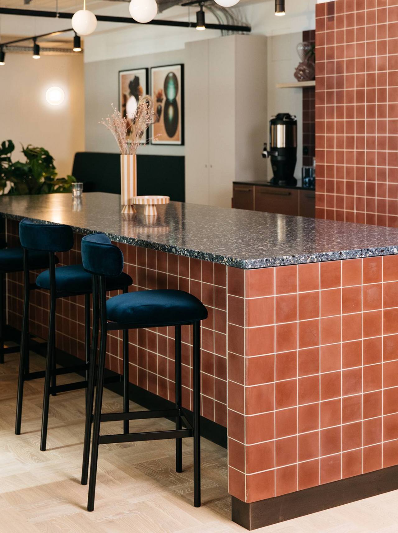 Kuecheninsel mit rotbraunen VIA Uniplatten und Terrazzo Arbeitsplatte