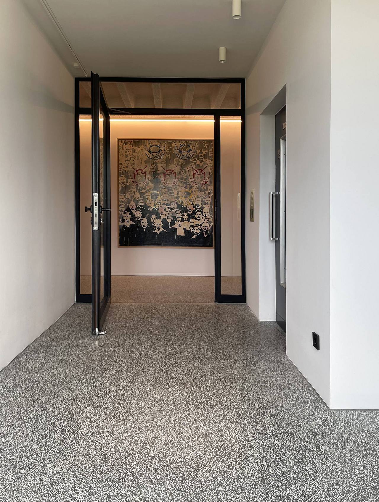 Terrazzoboden in Geschäftsgebäöude mit Türe zum Flur 