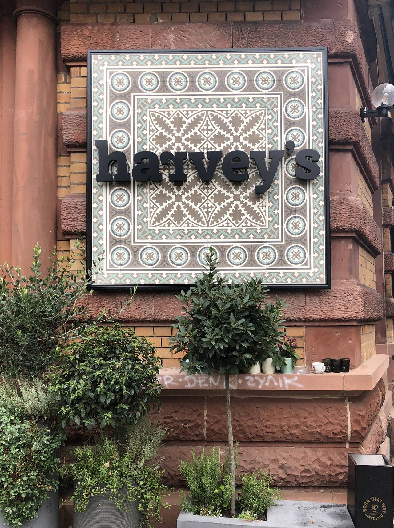 VIA Fliesen mit Logo an der Aussenwand