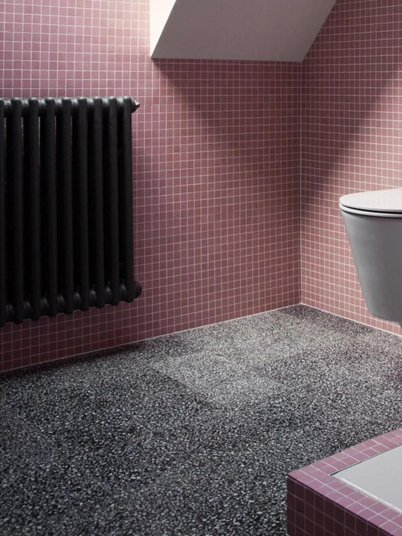 VIA Terrazzo dunkel in einem Bad 