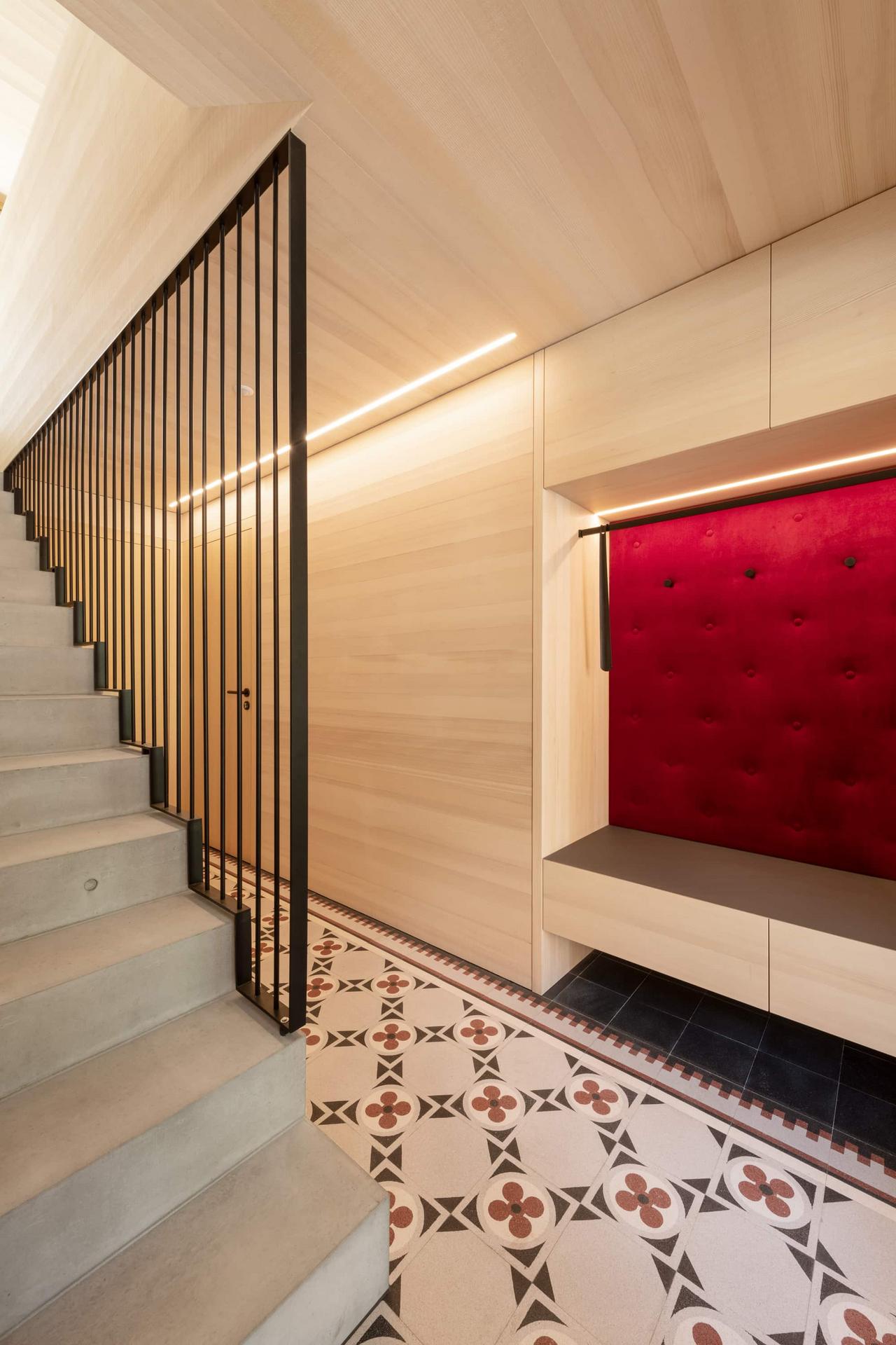 VIA Blümchenplatte in den klassischen Terrazzofarben rot, weiß grau und schwarz. 