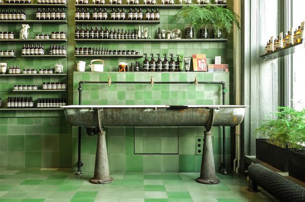 Zementmosaikplatten in grüner Optik an der Wand 